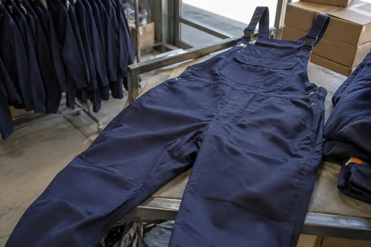 Βραδύκαυστες σαλοπέτες σε χώρο ταξινόμησης επαγγελματικού ρουχισμού